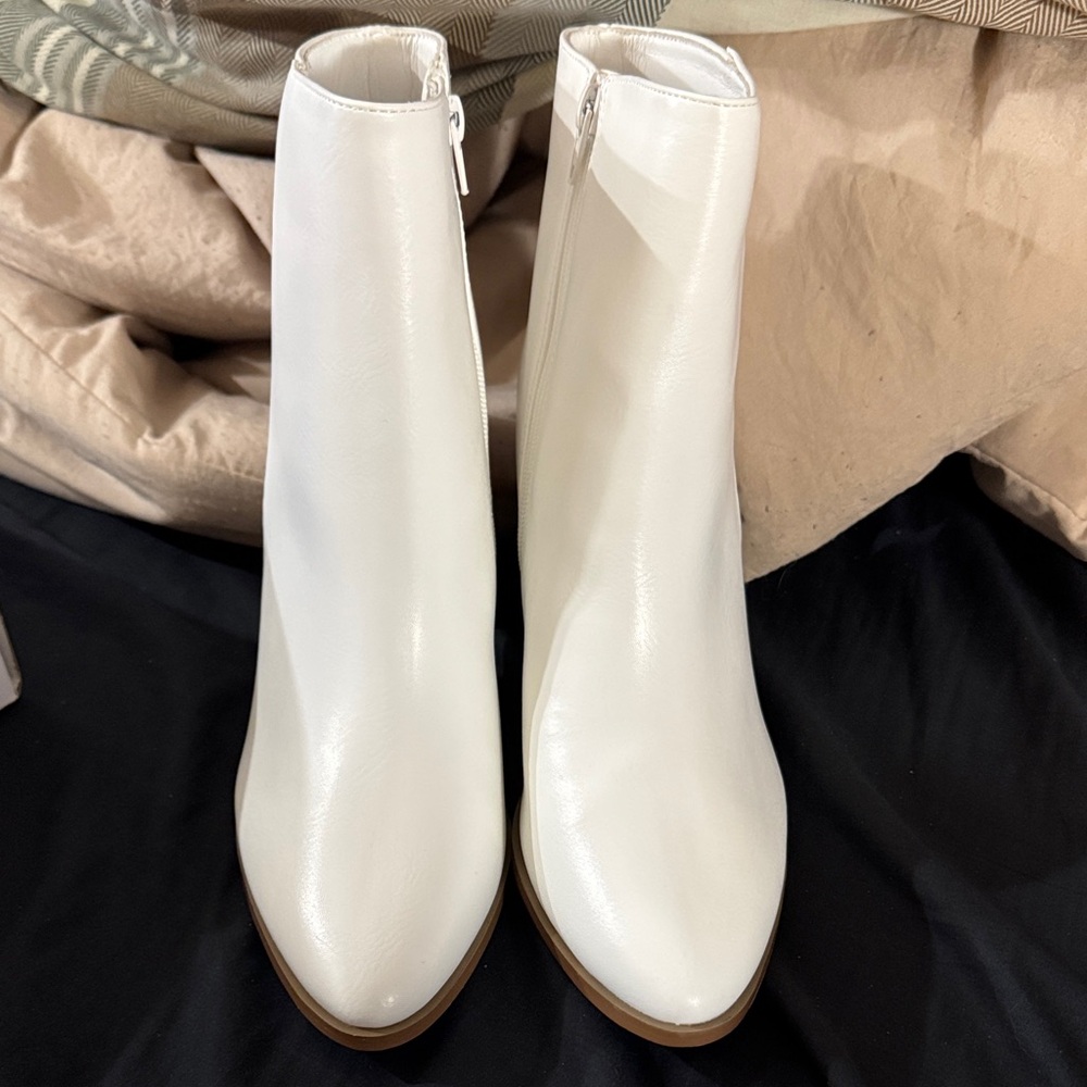 White Women's Ankle Boots - Sleek Zip Closure DREAM PAIRS